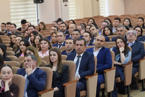 Emin Əmrullayev təhsil idarəçiliyində strateji baxış və şəxsi liderlik mövzusunda təcrübəsini bölüşüb