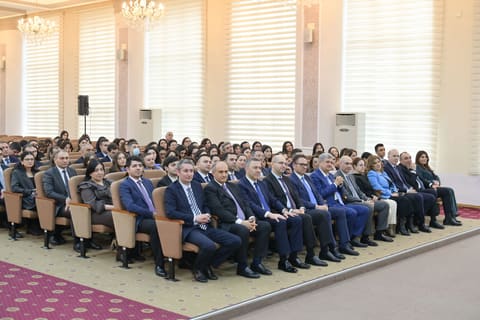 Emin Əmrullayev təhsil idarəçiliyində strateji baxış və şəxsi liderlik mövzusunda təcrübəsini bölüşüb