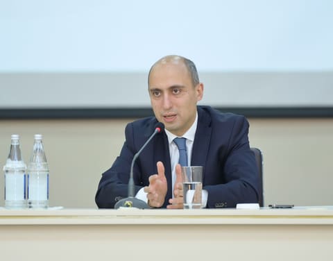 Emin Əmrullayev təhsil idarəçiliyində strateji baxış və şəxsi liderlik mövzusunda təcrübəsini bölüşüb