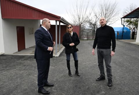 İlham Əliyev Xocavəndin Xanoba kəndində fərdi evlərin və infrastrukturun bərpası sahəsində görülən işlərlə tanış olub - YENİLƏNİB