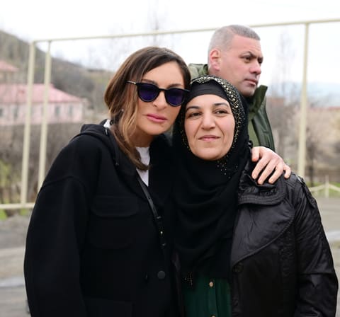 İlham Əliyev Xocavəndin Xanoba kəndində fərdi evlərin və infrastrukturun bərpası sahəsində görülən işlərlə tanış olub - YENİLƏNİB