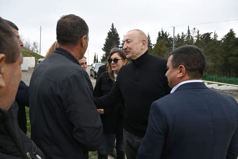 İlham Əliyev Xocavəndin Xanoba kəndində fərdi evlərin və infrastrukturun bərpası sahəsində görülən işlərlə tanış olub - YENİLƏNİB
