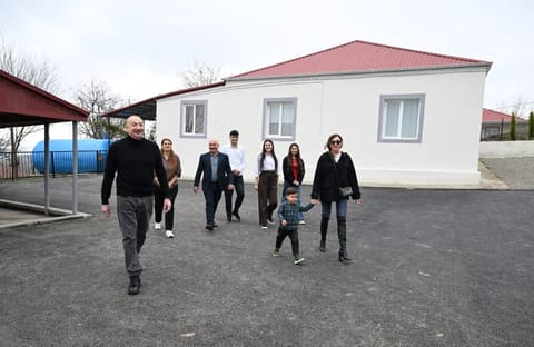 İlham Əliyev Xocavəndin Xanoba kəndində fərdi evlərin və infrastrukturun bərpası sahəsində görülən işlərlə tanış olub - YENİLƏNİB