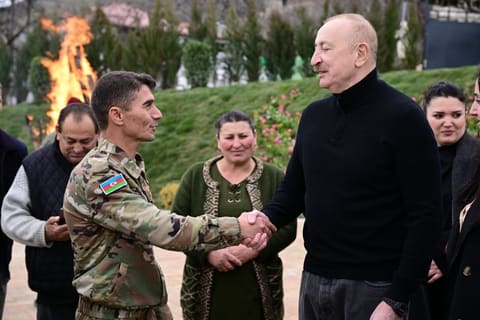 İlham Əliyev Xocavəndin Xanoba kəndində fərdi evlərin və infrastrukturun bərpası sahəsində görülən işlərlə tanış olub - YENİLƏNİB