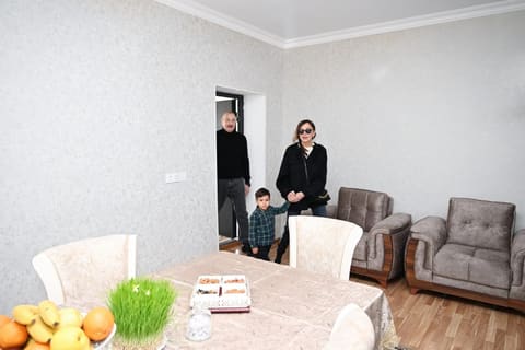 İlham Əliyev Xocavəndin Xanoba kəndində fərdi evlərin və infrastrukturun bərpası sahəsində görülən işlərlə tanış olub - YENİLƏNİB