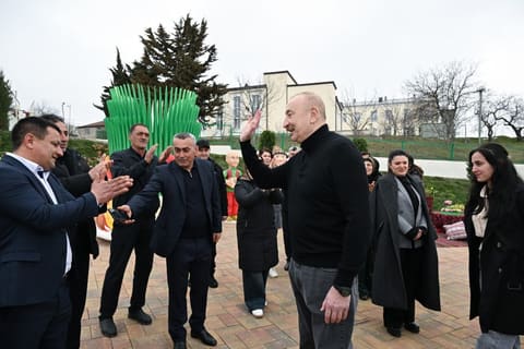 İlham Əliyev Xocavəndin Xanoba kəndində fərdi evlərin və infrastrukturun bərpası sahəsində görülən işlərlə tanış olub - YENİLƏNİB