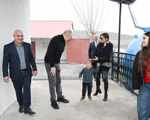 İlham Əliyev Xocavəndin Xanoba kəndində fərdi evlərin və infrastrukturun bərpası sahəsində görülən işlərlə tanış olub - YENİLƏNİB