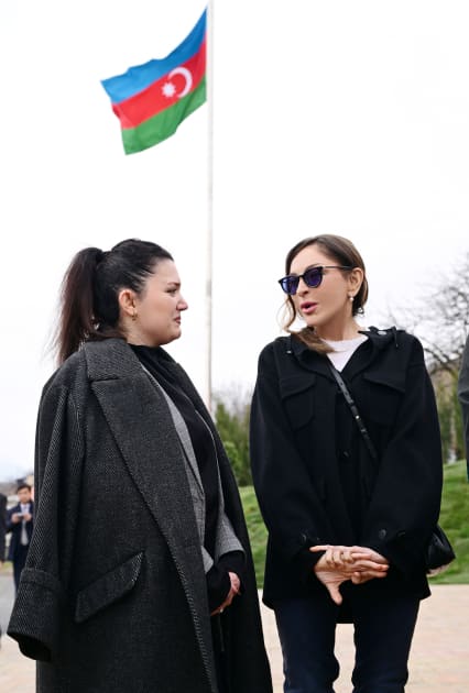 İlham Əliyev Xocavəndin Xanoba kəndində fərdi evlərin və infrastrukturun bərpası sahəsində görülən işlərlə tanış olub - YENİLƏNİB