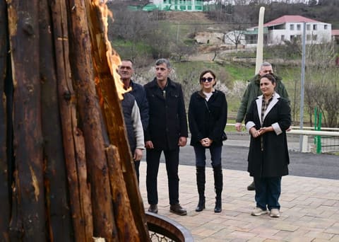 İlham Əliyev Xocavəndin Xanoba kəndində fərdi evlərin və infrastrukturun bərpası sahəsində görülən işlərlə tanış olub - YENİLƏNİB