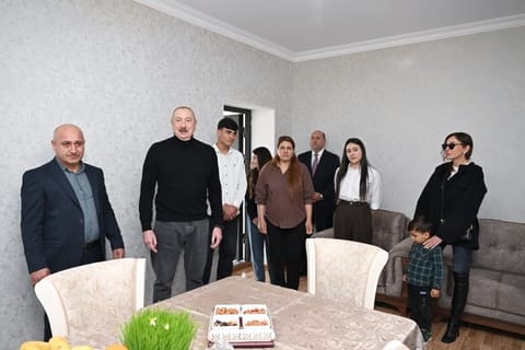 İlham Əliyev Xocavəndin Xanoba kəndində fərdi evlərin və infrastrukturun bərpası sahəsində görülən işlərlə tanış olub - YENİLƏNİB