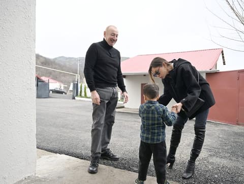 İlham Əliyev Xocavəndin Xanoba kəndində fərdi evlərin və infrastrukturun bərpası sahəsində görülən işlərlə tanış olub - YENİLƏNİB