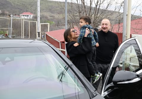 İlham Əliyev Xocavəndin Xanoba kəndində fərdi evlərin və infrastrukturun bərpası sahəsində görülən işlərlə tanış olub - YENİLƏNİB