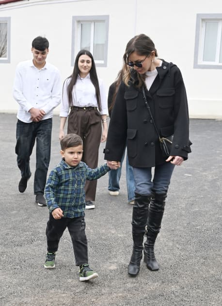 İlham Əliyev Xocavəndin Xanoba kəndində fərdi evlərin və infrastrukturun bərpası sahəsində görülən işlərlə tanış olub - YENİLƏNİB