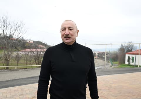 İlham Əliyev Xocavəndin Xanoba kəndində fərdi evlərin və infrastrukturun bərpası sahəsində görülən işlərlə tanış olub - YENİLƏNİB
