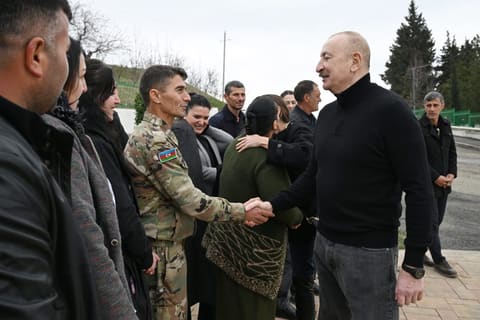 İlham Əliyev Xocavəndin Xanoba kəndində fərdi evlərin və infrastrukturun bərpası sahəsində görülən işlərlə tanış olub - YENİLƏNİB