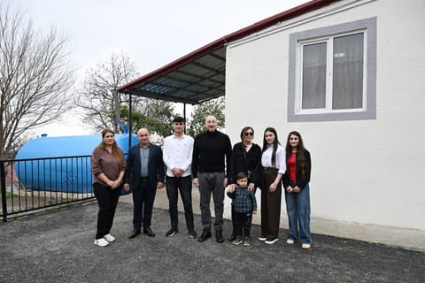 İlham Əliyev Xocavəndin Xanoba kəndində fərdi evlərin və infrastrukturun bərpası sahəsində görülən işlərlə tanış olub - YENİLƏNİB