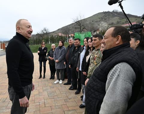 İlham Əliyev Xocavəndin Xanoba kəndində fərdi evlərin və infrastrukturun bərpası sahəsində görülən işlərlə tanış olub - YENİLƏNİB