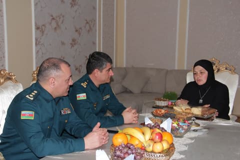 Dövlət Sərhəd Xidmətinin rəhbərliyi şəhid ailələrini ziyarət edib - FOTO