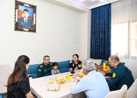 Dövlət Sərhəd Xidmətinin rəhbərliyi şəhid ailələrini ziyarət edib - FOTO