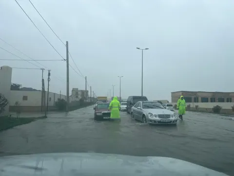 Yağışa görə polis naryadları küçə və prospektlər boyu xidmətə cəlb olunublar - FOTOLAR