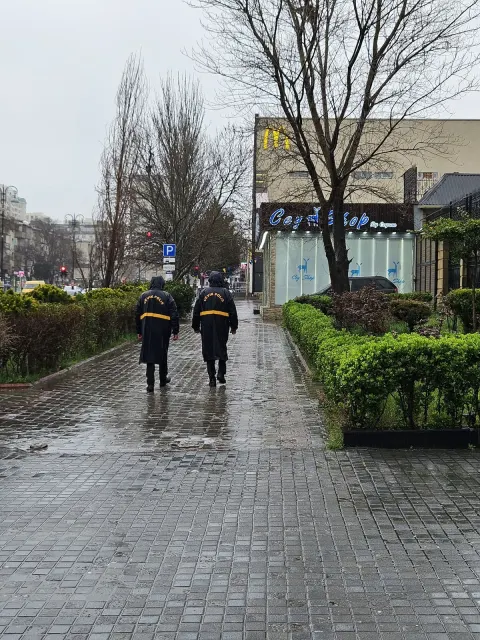 Yağışa görə polis naryadları küçə və prospektlər boyu xidmətə cəlb olunublar - FOTOLAR