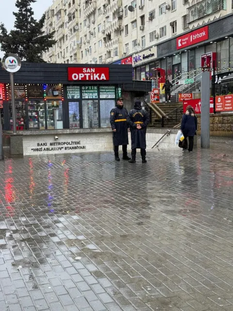 Yağışa görə polis naryadları küçə və prospektlər boyu xidmətə cəlb olunublar - FOTOLAR
