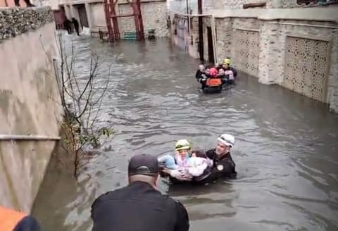Keşlədə 58 nəfər təxliyə edilib, Bakıda su basmış yerlər təmizlənir - YENİLƏNİB
