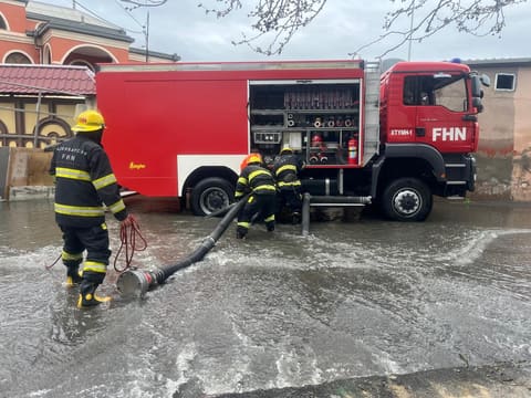 Keşlədə 58 nəfər təxliyə edilib, Bakıda su basmış yerlər təmizlənir - YENİLƏNİB