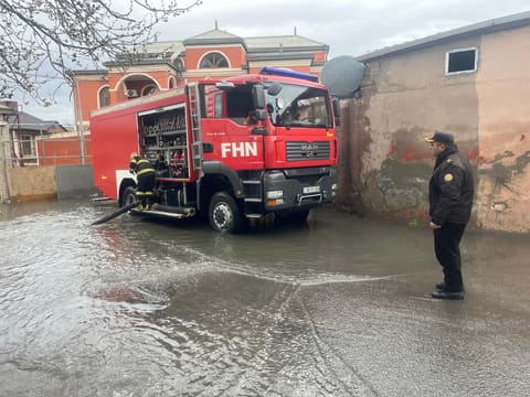 Keşlədə 58 nəfər təxliyə edilib, Bakıda su basmış yerlər təmizlənir - YENİLƏNİB