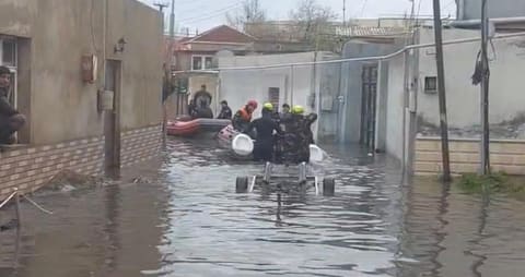 Keşlədə 58 nəfər təxliyə edilib, Bakıda su basmış yerlər təmizlənir - YENİLƏNİB