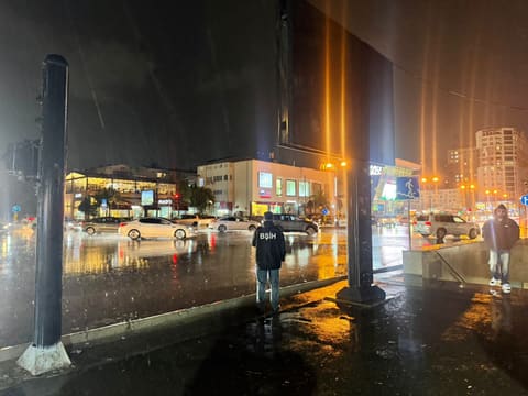 Bakıda intensiv yağışlar fəsadlar törədib, qurumlar gücləndirilmiş rejimdə işləyir