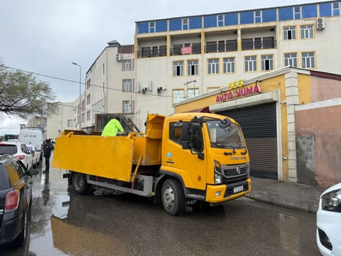 Bakıda intensiv yağışlar fəsadlar törədib, qurumlar gücləndirilmiş rejimdə işləyir
