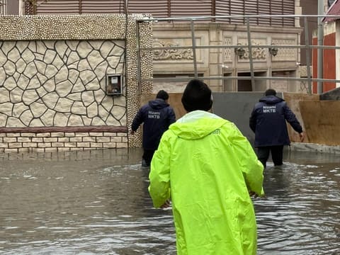 Bakıda intensiv yağışlar fəsadlar törədib, qurumlar gücləndirilmiş rejimdə işləyir