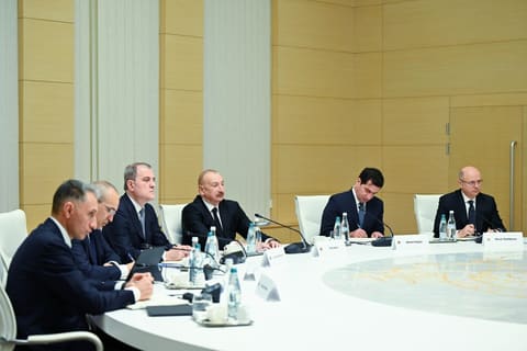 İlham Əliyevin Gürcüstanın Baş naziri İrakli Kobaxidze ilə geniş tərkibdə görüşü olub