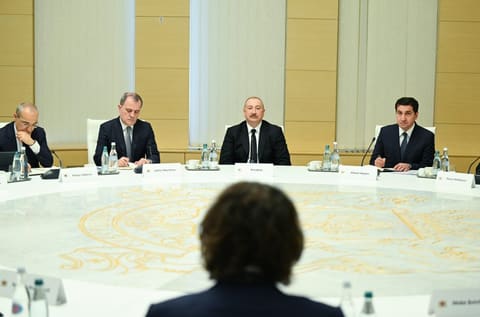 İlham Əliyevin Gürcüstanın Baş naziri İrakli Kobaxidze ilə geniş tərkibdə görüşü olub