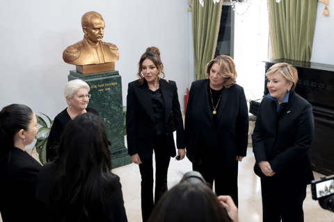 Mehriban Əliyeva Tiflisdə Axundzadənin ev muzeyini ziyarət edib