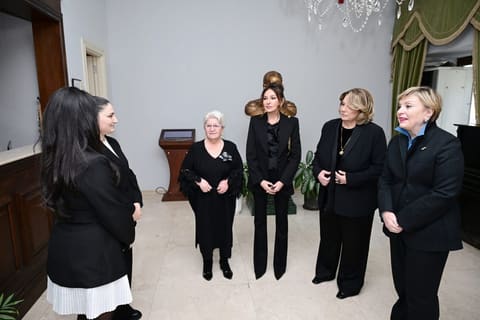 Mehriban Əliyeva Tiflisdə Axundzadənin ev muzeyini ziyarət edib