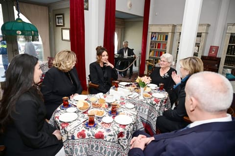 Mehriban Əliyeva Tiflisdə Axundzadənin ev muzeyini ziyarət edib
