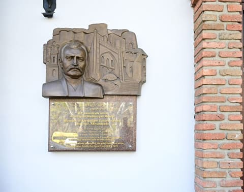 Mehriban Əliyeva Tiflisdə Axundzadənin ev muzeyini ziyarət edib