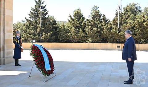 Qazaxıstan nümayəndə heyəti Şəhidlər xiyabanını və Zəfər parkını ziyarət edib