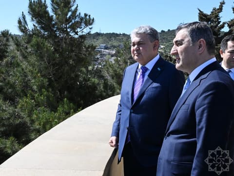 Qazaxıstan nümayəndə heyəti Şəhidlər xiyabanını və Zəfər parkını ziyarət edib
