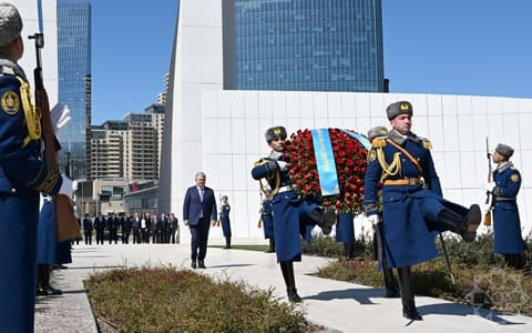 Qazaxıstan nümayəndə heyəti Şəhidlər xiyabanını və Zəfər parkını ziyarət edib