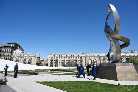 Qazaxıstan nümayəndə heyəti Şəhidlər xiyabanını və Zəfər parkını ziyarət edib