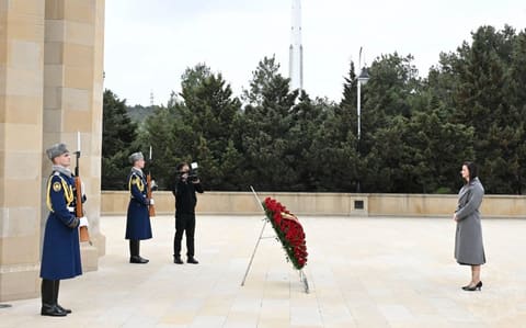 Litva Respublikasının Baş naziri Bakıda şəhidlərin xatirəsini anıb