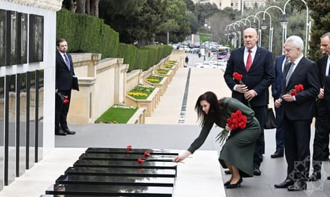 Litva Respublikasının Baş naziri Bakıda şəhidlərin xatirəsini anıb