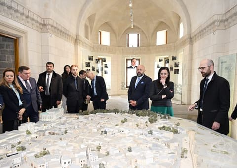 Litvanın Baş naziri İnqa Ruqiniene İçərişəhərlə tanış olub