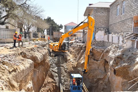 Üzərində evlər tikildiyinə görə çökən kollektorun qəzalı hissəsi dəyişdirilir 