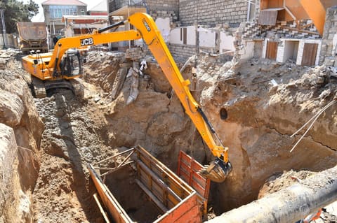 Üzərində evlər tikildiyinə görə çökən kollektorun qəzalı hissəsi dəyişdirilir 