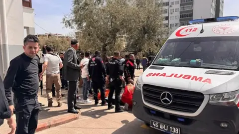 Türkiyədə məktəbə silahlı hücumda ölənlərin sayı artıb - YENİLƏNİB 4