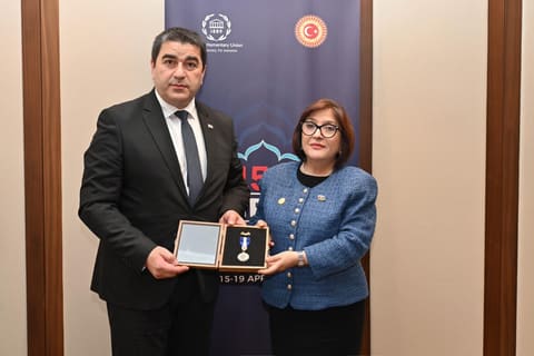 Sahibə Qafarova Gürcüstan parlamentinin sədri ilə görüşüb